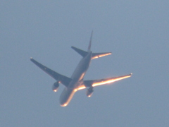 上空の夕日を浴びる飛行機