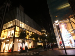 銀座の並木通りのビトンビルの交差点