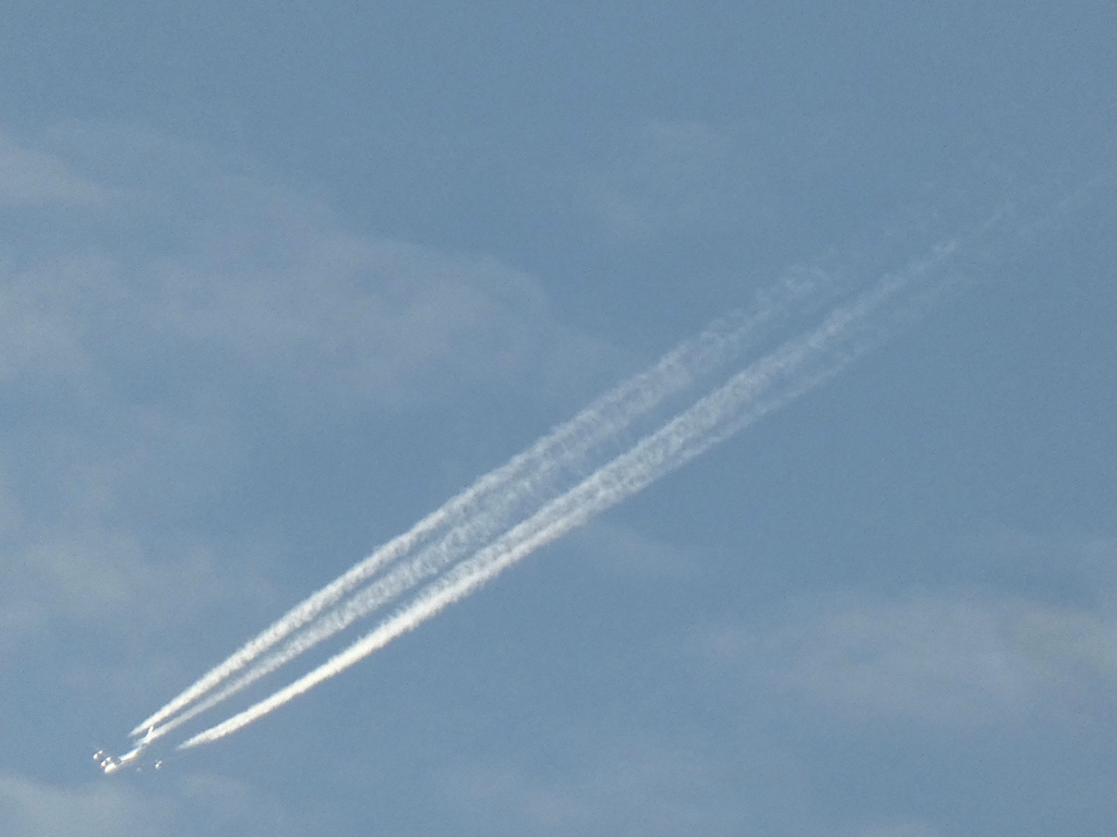 荒川上空に見えた飛行機雲