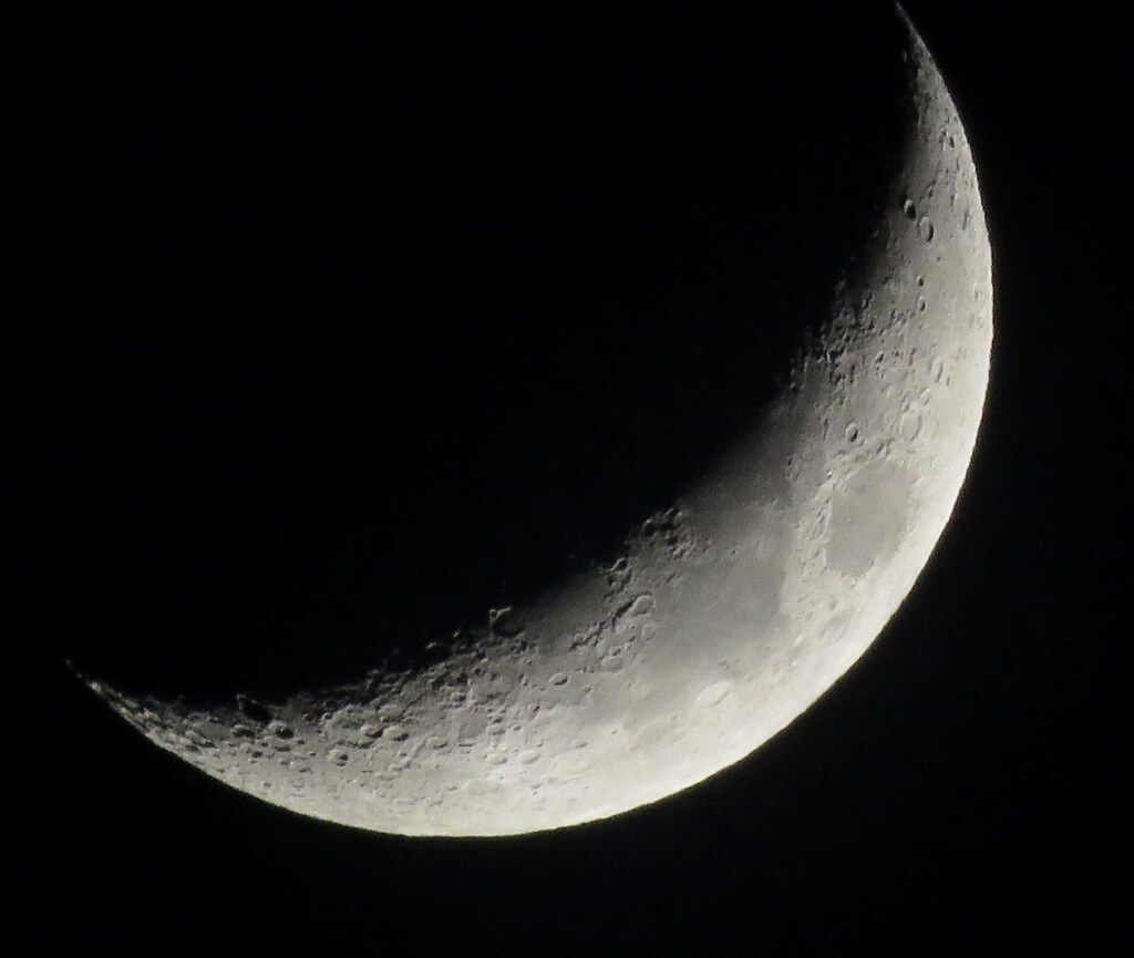 '22.04.06.18:33.の月