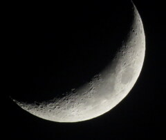 '22.04.06.18:33.の月