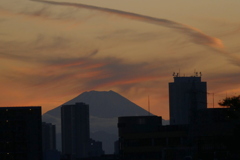 東京荒川土手の富士山の夕焼け