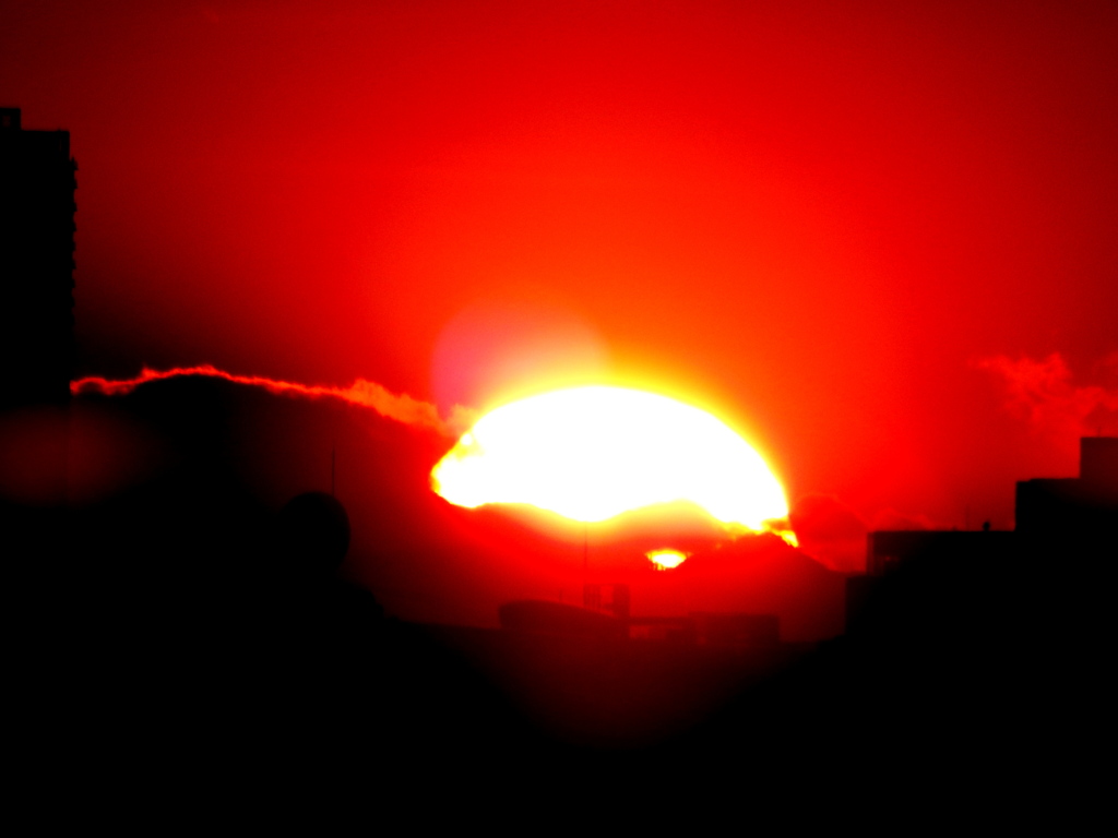 蛭ヶ岳から右の袖平山の方に夕日が移動