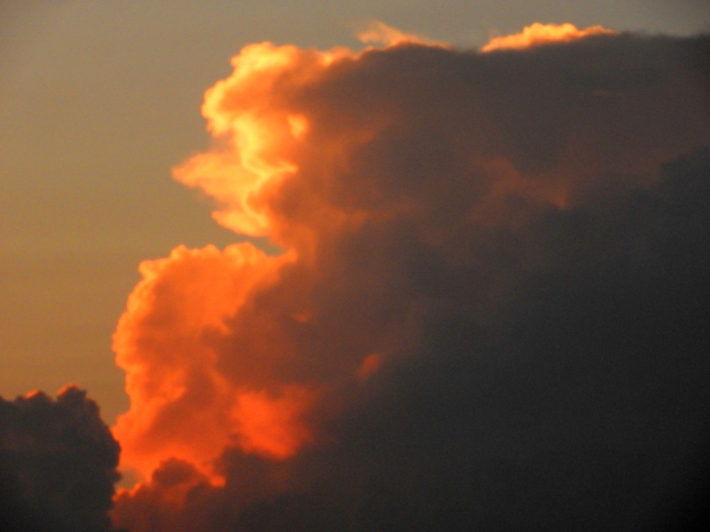 真っ赤な積乱雲