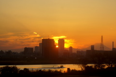 荒川のタワービルの後ろの黄金の夕日
