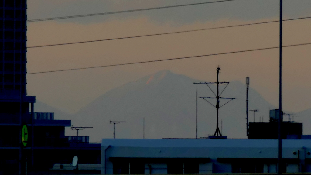 雪渓の日光おお真名子山