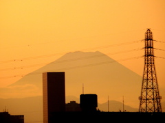 西新井橋上に見える富士山とその下の袖平山の夕焼