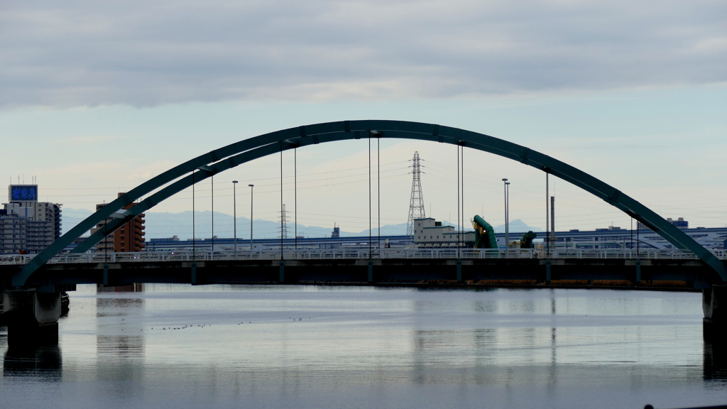 隅田川土手から上流の尾竹橋の上に太平山―武甲山
