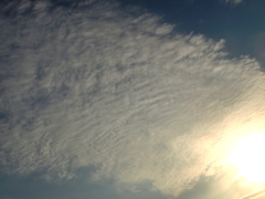 太陽を覆い隠す巨大一反木綿