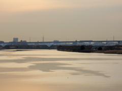 夕焼けと潮目の綺麗な荒川の雰囲気