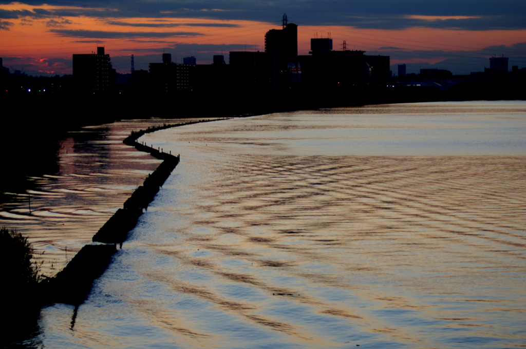 荒川の夕日のワンドと縞模様