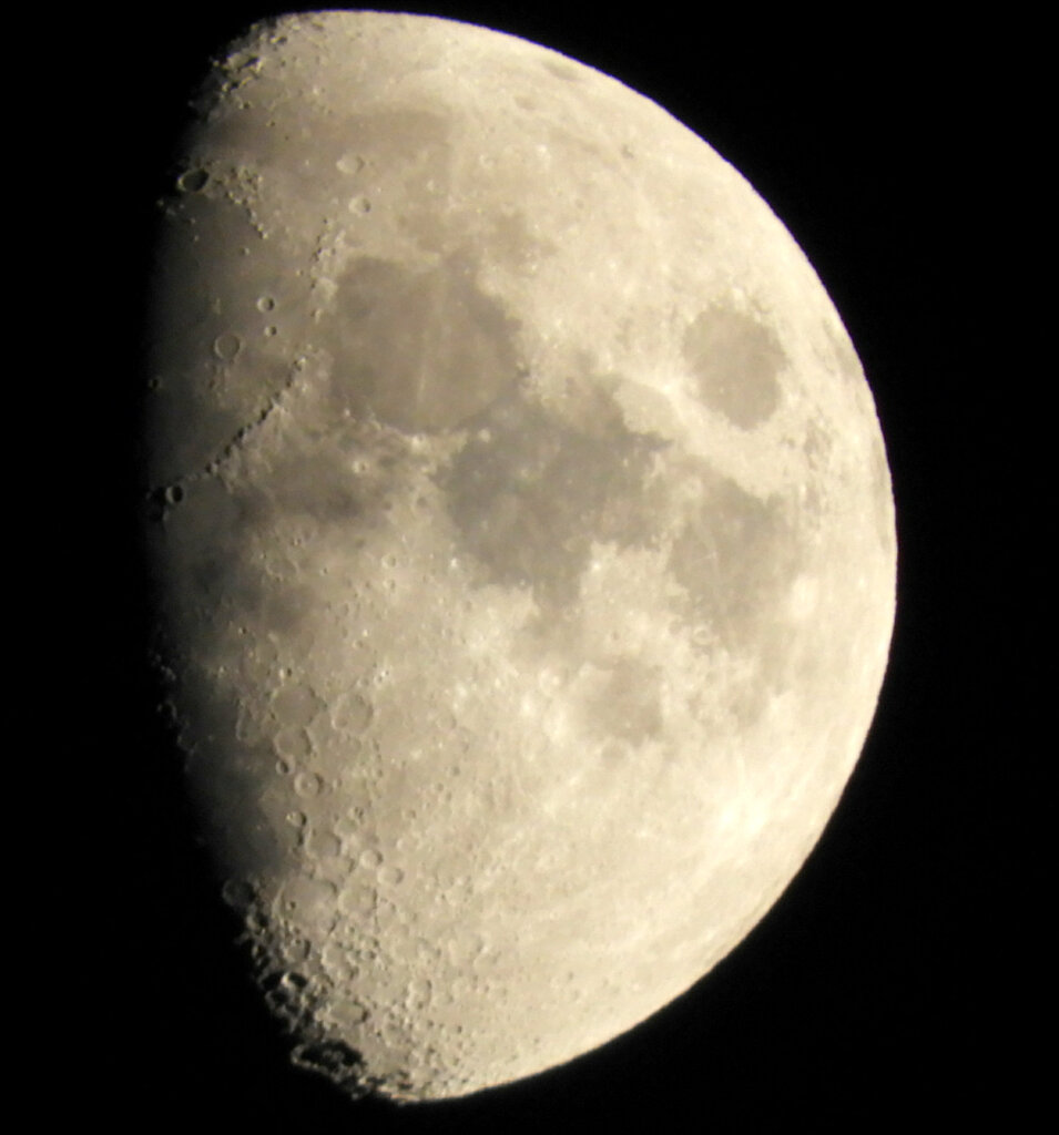 '22.12.02.16:43,15枚を重ね画像処理した月齢8.2