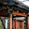 立派な瓦ぶきの門をくぐると石畳みの藤堂家の敷地に3代将軍造営の上野東照宮