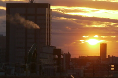 かなり遠いタワービルの夕日