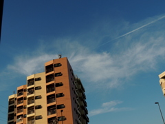 ’２３新春の千住桜木のマンション上の飛行機雲貫く空の雲