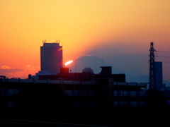 オールドレンズFDで撮った富士山の裾の夕日