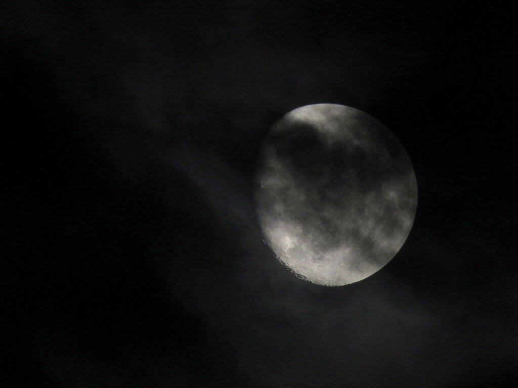 雲に隠れる月齢12.2