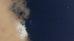雲被る月齢5.9と木星の星空