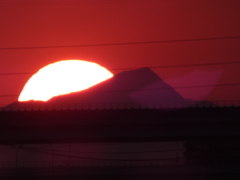 '22.5.3.武甲山の裾を覆う大きな夕日