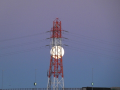 満月と鉄塔