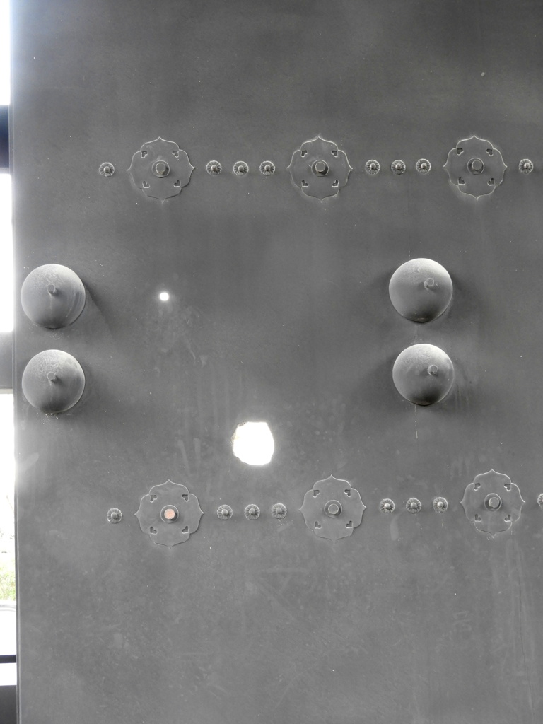 上野寛永寺輪王殿の門扉の上野戦争砲弾の跡