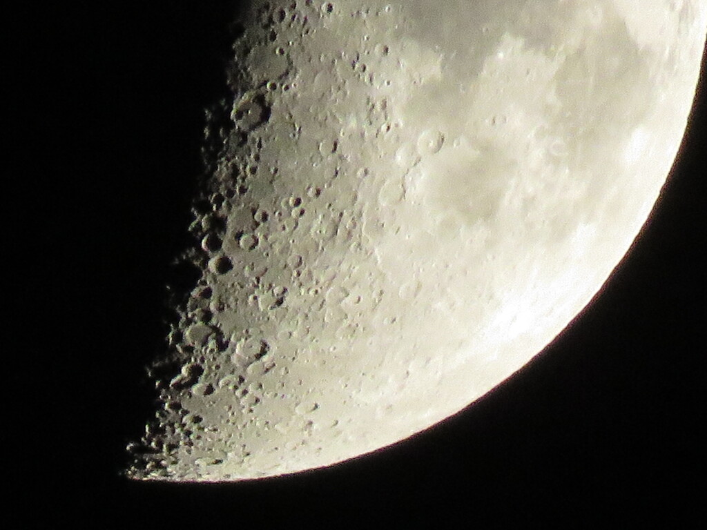 手持ち撮影で月齢6,８の月のズーミング