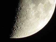 手持ち撮影で月齢6,８の月のズーミング