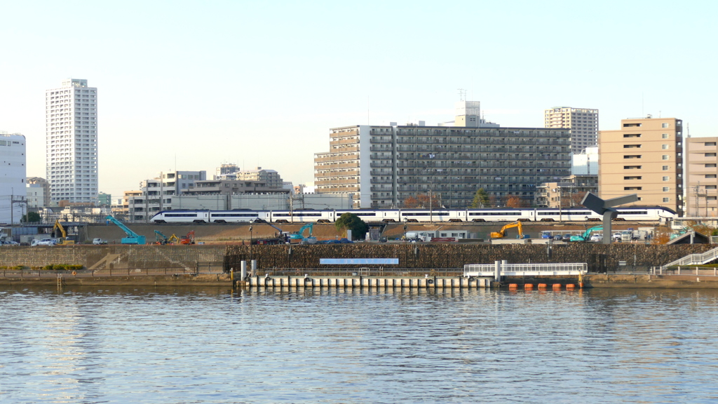 汐入大橋から対岸のスカイライナー
