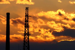 鉄塔煙突の後ろの夕焼け雲