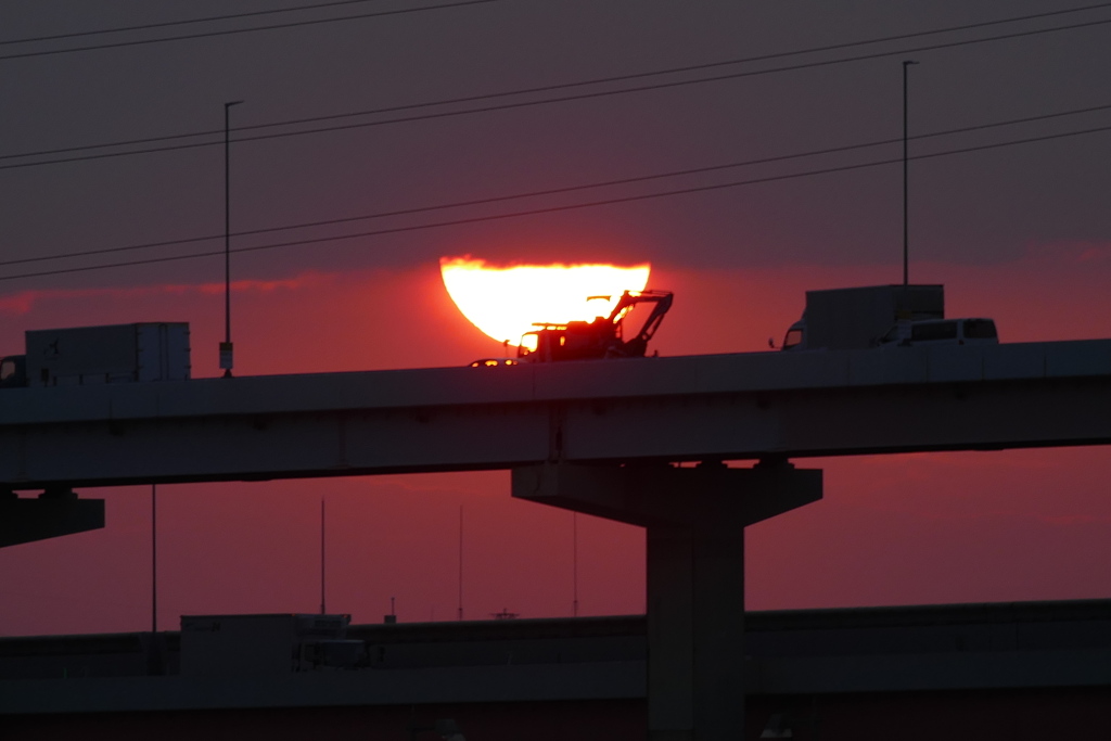 雲から降りる夕日