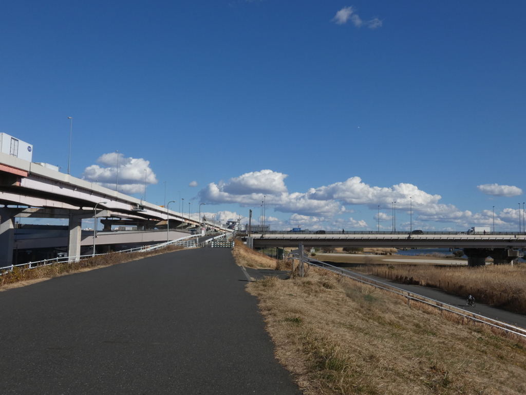 荒川土手の高速道路と千住新橋の空