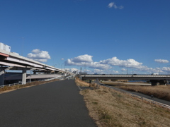 荒川土手の高速道路と千住新橋の空