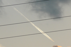 m高圧電線を横切ジェット雲