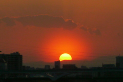 大蔵高丸にベールを被った夕日の上の黒雲