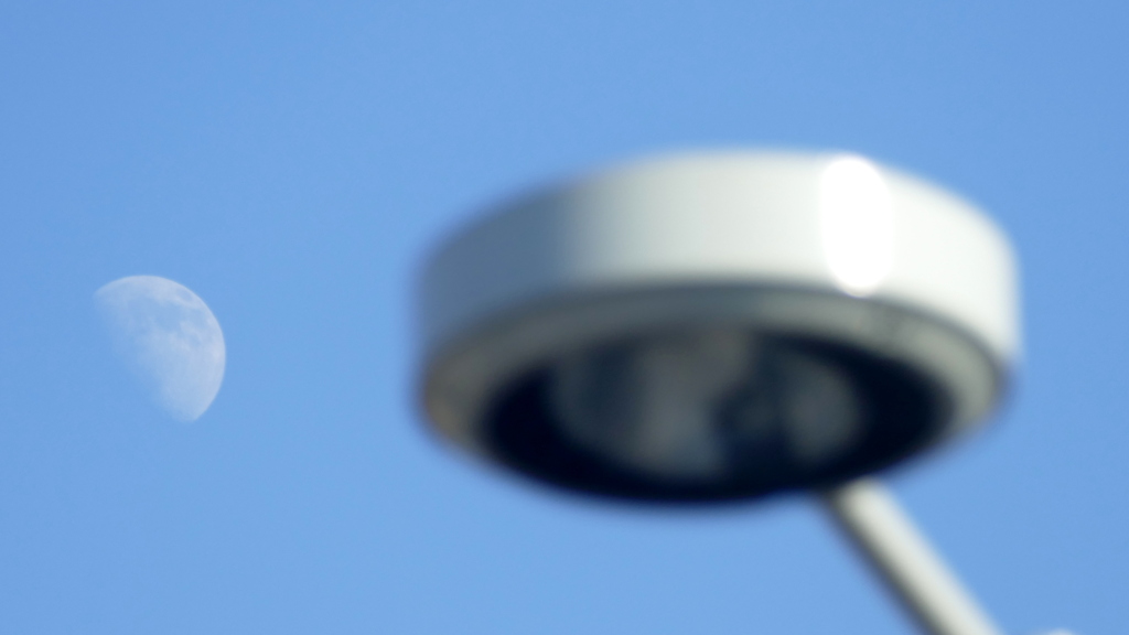 隅田川尾竹橋上の月齢9.2と