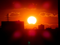 荒川土手から荒川遊園の観覧車の雲の上の夕日