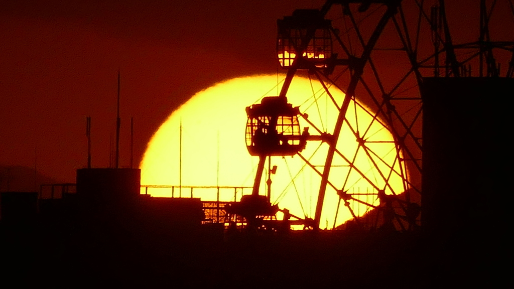 扇大橋から動く荒川遊園観覧車後ろの大きな夕日