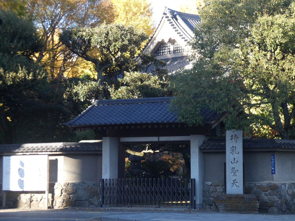 中村座のあった公園の向かいに大根をお供えする待乳山聖天がある