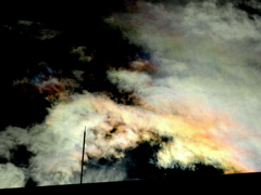 屋根の上の真夏の彩雲