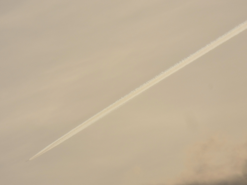 夕暮れの飛行機雲
