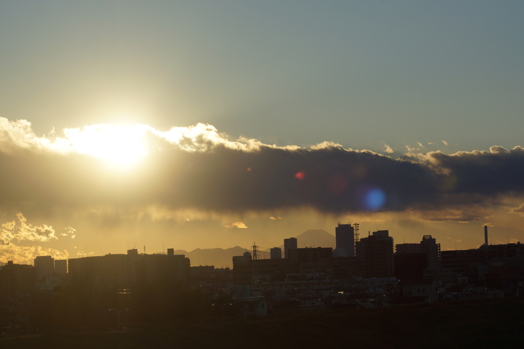 富士山と丹沢山系の上に長い雲