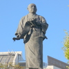 泉岳寺仁王門の右に大石内蔵助の像が多分広島藩の方を
