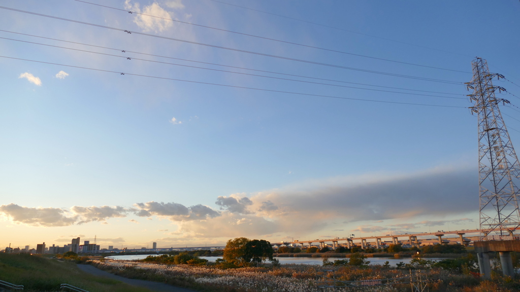 荒川高速の上のつらなる雲