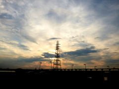 西新井橋の鉄塔に掛かるアーチ状の夕雲