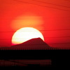 武甲山の山頂に掛かる大きな黄色いホヤのある夕日