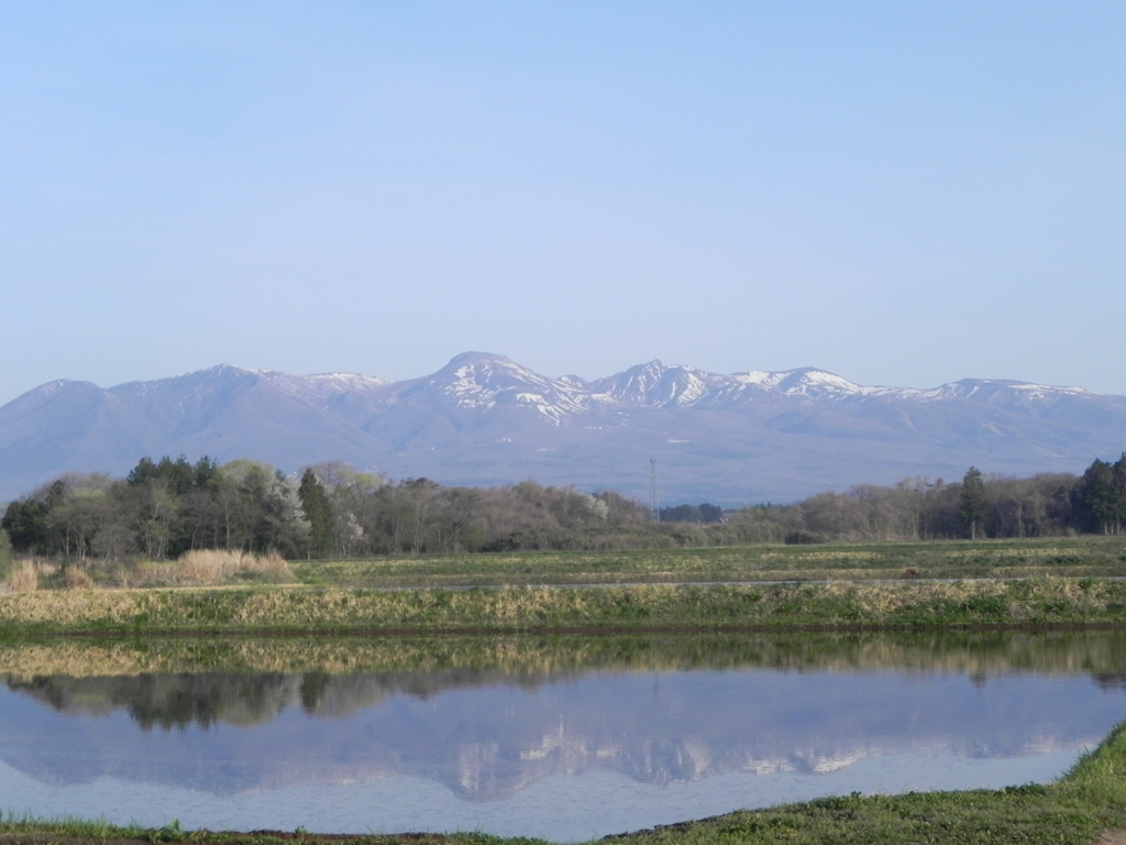或る郊外の沼からの那須岳が見える春の風景