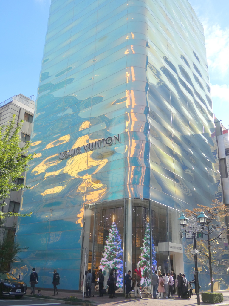 銀座の並木通りのビル