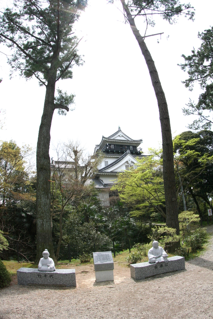 岡崎城と家康公 竹千代公 ベンチ石