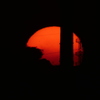 煙突に沈む真っ赤な夕日