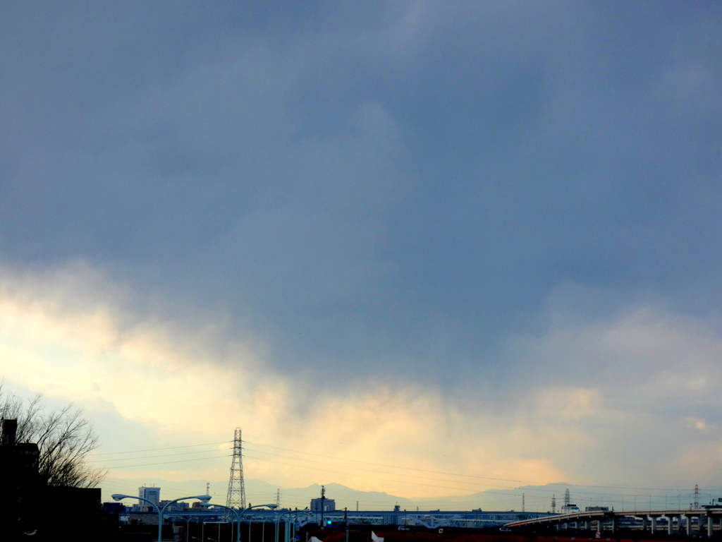 刻々と色を変える荒川上流からの大きな雲４